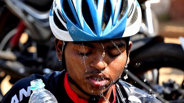 Mumbai and Pune were in the throes of a heat wave on Sunday, with temperatures crossing the 40-degree mark, making the challenge more tough for participants. (Anshuman Poyrekar/HT Photo) 