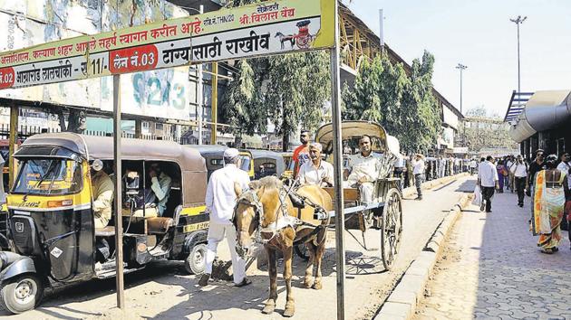 The horse cart stand outside Kalyan station. Around 25 horse carts run in the city (RISHIKESH CHOUDHARY/HT) The horse cart stand outside Kalyan station. Around 25 horse carts run in the city (RISHIKESH CHOUDHARY/HT)