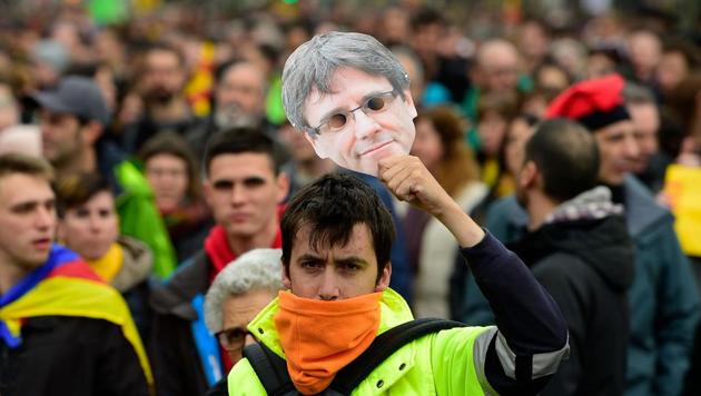 A protester holds a mask of Catalonia's former president Carles Puigdemont during a demonstration in Barcelona on March 25, 2018 after he was arrested by German police. (AFP Photo) A protester holds a mask of Catalonia's former president Carles Puigdemont during a demonstration in Barcelona on March 25, 2018 after he was arrested by German police. (AFP Photo)