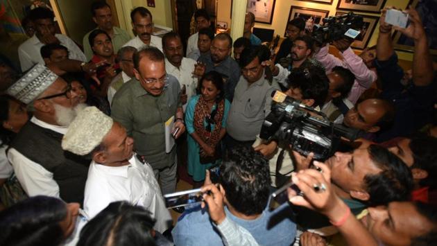 Meanwhile, Special Commissioner of Police Deepender Pathak (C-2ndL) met protesting media persons at the Police Headquarters today and assured them of appropriate action in the assault cases. (Sushil Kumar / HT Photo) Meanwhile, Special Commissioner of Police Deepender Pathak (C-2ndL) met protesting media persons at the Police Headquarters today and assured them of appropriate action in the assault cases. (Sushil Kumar / HT Photo)