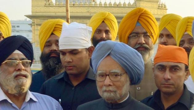 Former Prime Minister Dr Manmohan Singh paying obeisance at the Golden Temple in Amritsar on Sunday. (Sameer Sehgal/HT) Former Prime Minister Dr Manmohan Singh paying obeisance at the Golden Temple in Amritsar on Sunday. (Sameer Sehgal/HT)