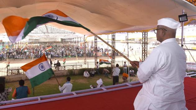 Activist Anna Hazare at Ramlila Maidan in New Delhi on Sunday. People have attributed the thinning of crowds at Hazare’s protest to multiple reasons, including the absence of a strong anti-incumbency sentiment.(Arvind Yadav/HT Photo)