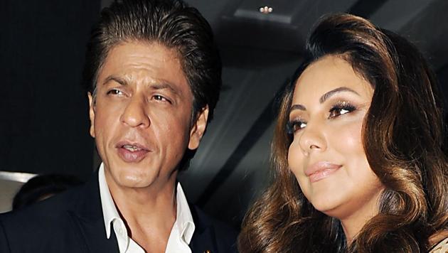 Shah Rukh Khan Enjoys A Romantic Dinner Date With Wife Gauri See Pics