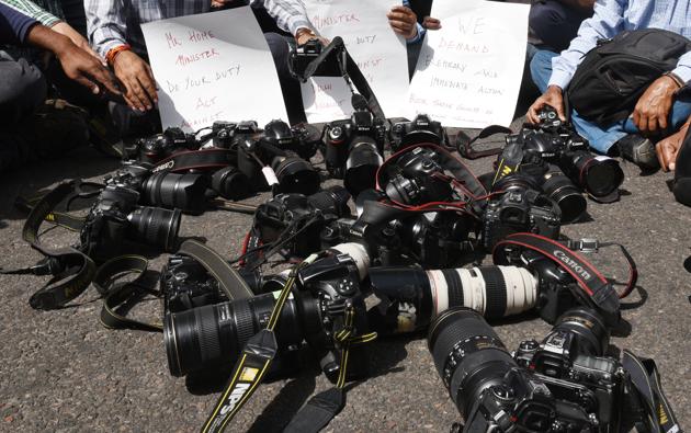 Continuing demonstrations against an assault on media persons during the ‘Padyatra’ organised by protesting students of the Jawaharlal Nehru University (JNU) on March 23, 2018 in New Delhi, journalists held a march against the Delhi Police from the Press Club of India towards Parliament House today. (Raj K Raj / HT Photo) Continuing demonstrations against an assault on media persons during the ‘Padyatra’ organised by protesting students of the Jawaharlal Nehru University (JNU) on March 23, 2018 in New Delhi, journalists held a march against the Delhi Police from the Press Club of India towards Parliament House today. (Raj K Raj / HT Photo)
