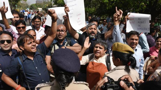 On the basis of the preliminary findings of a vigilance enquiry over the unprofessional conduct, one woman constable of the Delhi Armed Police and a male head constable have been placed under suspension, the Delhi Police said on Sunday. (Raj K Raj / HT Photo) On the basis of the preliminary findings of a vigilance enquiry over the unprofessional conduct, one woman constable of the Delhi Armed Police and a male head constable have been placed under suspension, the Delhi Police said on Sunday. (Raj K Raj / HT Photo)