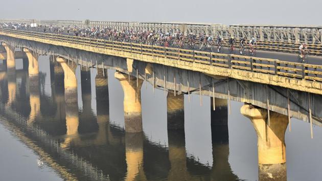 Cyclists make their way on Vashi creek bridge during the 52nd Giant-Starkenn Mumbai-Pune cycle race which started from RK Studio, Chembur, in Mumbai on Sunday. (ANSHUMAN POYREKAR/HT PHOTO) Cyclists make their way on Vashi creek bridge during the 52nd Giant-Starkenn Mumbai-Pune cycle race which started from RK Studio, Chembur, in Mumbai on Sunday. (ANSHUMAN POYREKAR/HT PHOTO)
