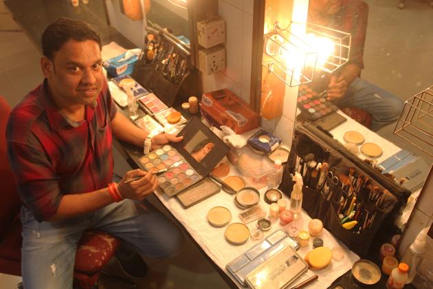 Make-up artist man Purshottam Jagdhane(Praful Gangurde)