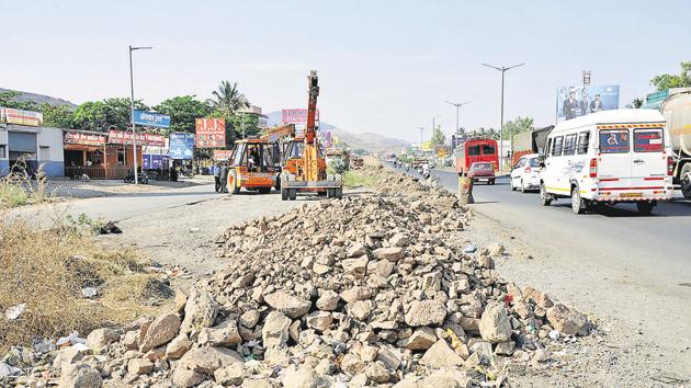 The road widening work has missed four deadline extensions in almost eight years and the increase in toll rates is causing inconvenience to commuters. (HT PHOTO) The road widening work has missed four deadline extensions in almost eight years and the increase in toll rates is causing inconvenience to commuters. (HT PHOTO)