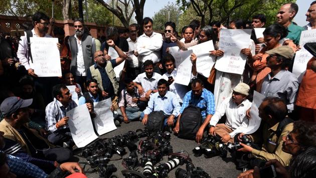 Media persons had also staged a demonstration outside the Delhi Police headquarters earlier on Saturday demanding strict action against the police personnel accused. A fresh demonstration by unions was also seen at the police headquarters today. (Sonu Mehta / HT Photo) Media persons had also staged a demonstration outside the Delhi Police headquarters earlier on Saturday demanding strict action against the police personnel accused. A fresh demonstration by unions was also seen at the police headquarters today. (Sonu Mehta / HT Photo)
