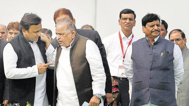 Cracks had emerged in ties between Shivpal (far right) and Akhilesh (left) in August 2016, when a power struggle broke out in the family.(PTI File)
