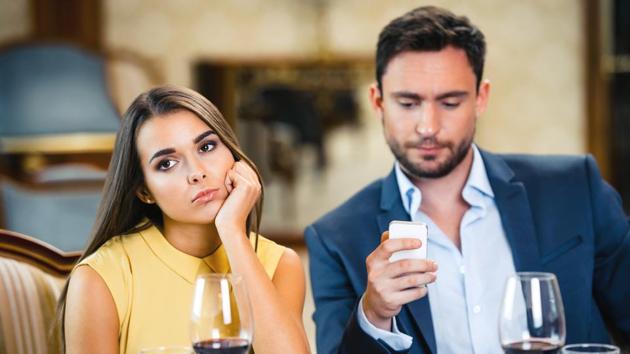 Phubbing is the practice of ignoring someone you’re with in a social setting to concentrate on your mobile phone.(Shutterstock) Phubbing is the practice of ignoring someone you’re with in a social setting to concentrate on your mobile phone.(Shutterstock)
