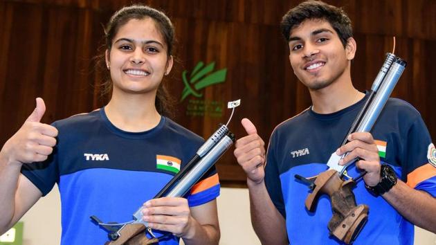 Manu Bhaker and Anmol Jain won the air pistol mixed gold at the ISSF junior World Cup on Tuesday.(Twitter)