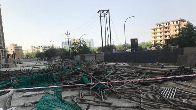 A scaffolding at a housing construction site collapsed in Noida’s Sector 121. (HT Photo) A scaffolding at a housing construction site collapsed in Noida’s Sector 121. (HT Photo)