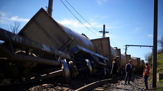 Police inspect the area where a train transporting garbage was derailed on August 21, 2017. Local media reported the train was allegedly derailed by demonstrators protesting the new waste processing facility in Til Til. The Minister’s Committee, a gathering of high-ranking political officials who decide controversial projects approved it last year. (Ivan Alvarado / REUTERS) Police inspect the area where a train transporting garbage was derailed on August 21, 2017. Local media reported the train was allegedly derailed by demonstrators protesting the new waste processing facility in Til Til. The Minister’s Committee, a gathering of high-ranking political officials who decide controversial projects approved it last year. (Ivan Alvarado / REUTERS)