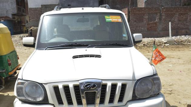 An SUV (above) and a motorbike that the accused used to flee when police teams engaged them near Ambedkar Gate in Khoda around 5.30am on Tuesday were seized. (Sakib Ali /HT Photo) An SUV (above) and a motorbike that the accused used to flee when police teams engaged them near Ambedkar Gate in Khoda around 5.30am on Tuesday were seized. (Sakib Ali /HT Photo)