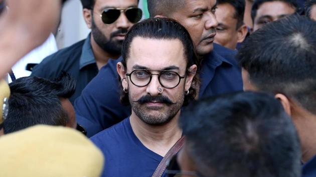 Aamir Khan (C) leaves Jodhpur Airport as he arrived for a shoot on his upcoming movie Thugs of Hindostan in Jodhpur on March 8.(AFP)