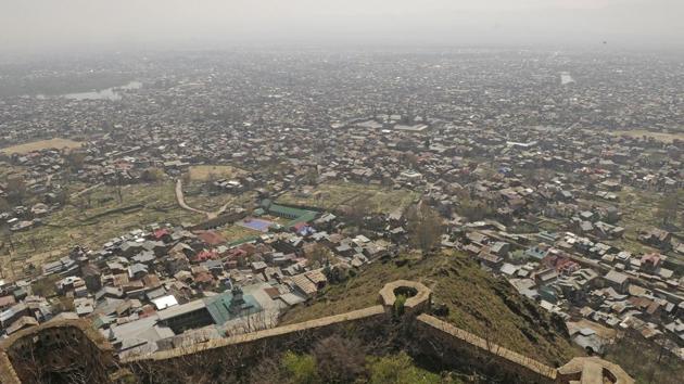 The hill and the fort atop can be made out from nearly anywhere in Srinagar city and the elevated location of the fort in turn lends itself to panoramic views of the city and Dal Lake. (Waseem Andrabi / HT Photo) The hill and the fort atop can be made out from nearly anywhere in Srinagar city and the elevated location of the fort in turn lends itself to panoramic views of the city and Dal Lake. (Waseem Andrabi / HT Photo)