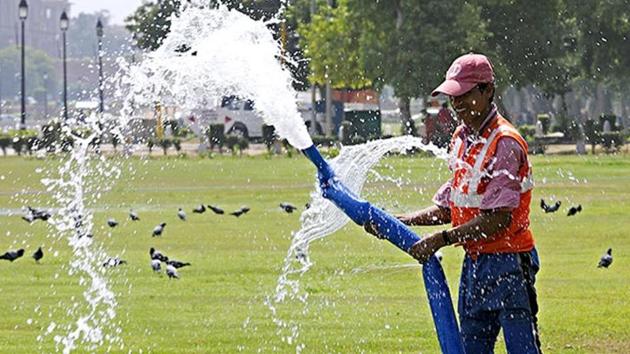 In 2017, the Delhi temperature crossed the 40-degree Celsius mark on April 14.(HT File Photo)