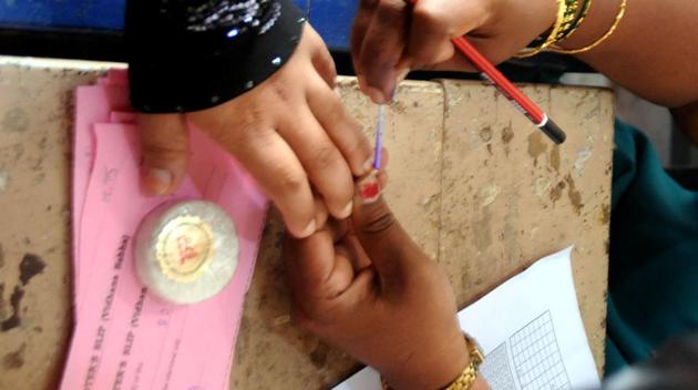 An election duty staffer ink marks a voter's finger at a poling booth in Bengaluru during the last Karnataka Assembly election.(File Photo)