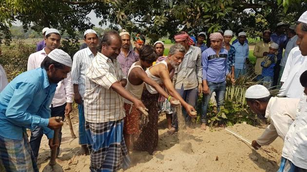 Hindu and Muslim villagers performing last rites of Arfun Bewa at Uttarpara village in Malda on Tuesday.(HT Photo)