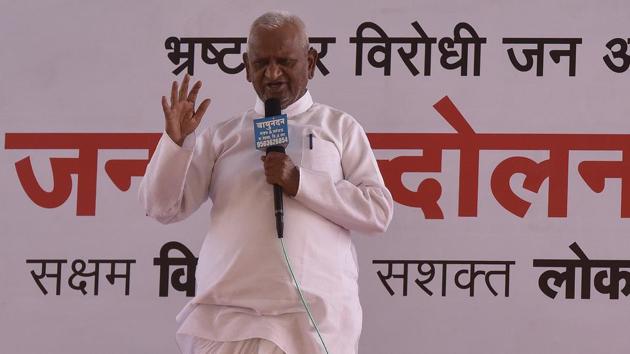 Social worker Anna Hazare addresses the people during the indefinite hunger strike against the Centre to set up Lokpal bill, at Ramlila Ground in New Delhi, India on Wednesday, March 28, 2018. (Sonu Mehta/HT PHOTO) Social worker Anna Hazare addresses the people during the indefinite hunger strike against the Centre to set up Lokpal bill, at Ramlila Ground in New Delhi, India on Wednesday, March 28, 2018. (Sonu Mehta/HT PHOTO)
