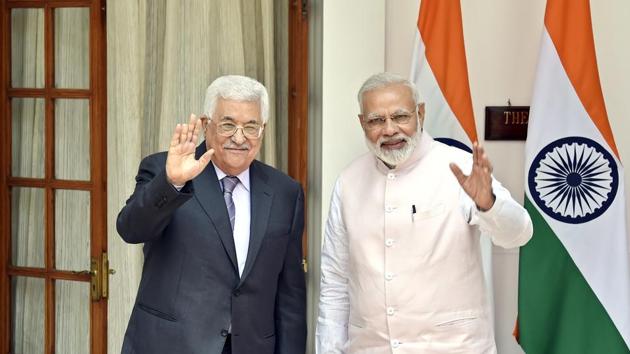 Palestine President Mahmoud Abbas and Prime Minister Narendra Modi prior to a meeting at Hydrabad House in New Delhi, India.(HT File Photo)