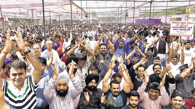 On Wednesday, over 7,000 traders, their workers and family members gathered at Ramlila Maidan to protest against the sealing drive by the Supreme Court-appointed monitoring committee.(Sonu Mehta/HT PHOTO)