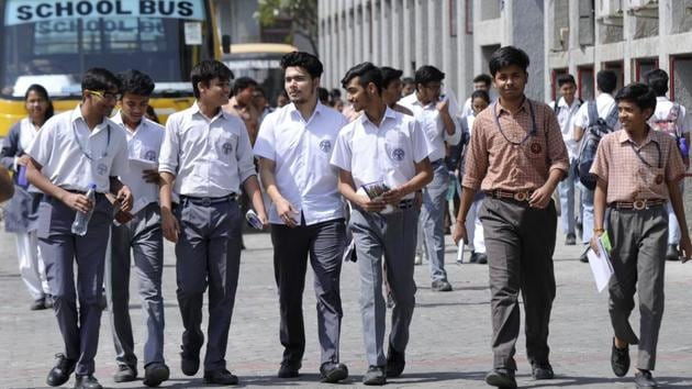 Students of Class 10 appear for the CBSE Board examination, in Noida on March 28, 2018.(HT Photo)