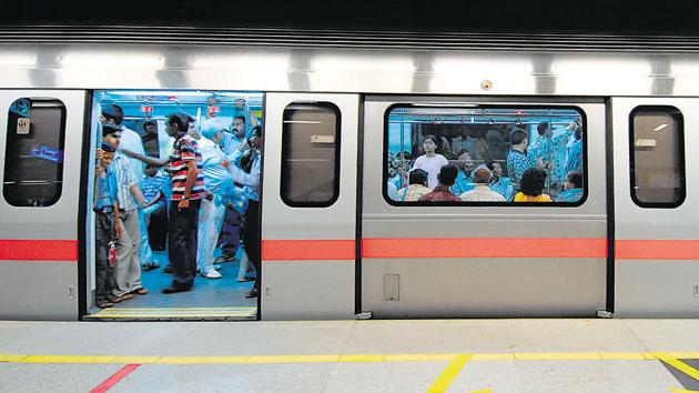 Delhi Police’s metro unit on Wednesday announced the arrest of a gang of four members involved in the theft of overhead cables on Delhi Metro’s Magenta Line.(Hindustan Times Media)