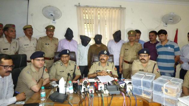 Ghaziabad police on Thursday arrested four people, including two assistant sub-inspectors of Delhi Police, for allegedly looting 9kg gold from employees of a Mumbai-based gold company (HT Photo) Ghaziabad police on Thursday arrested four people, including two assistant sub-inspectors of Delhi Police, for allegedly looting 9kg gold from employees of a Mumbai-based gold company (HT Photo)