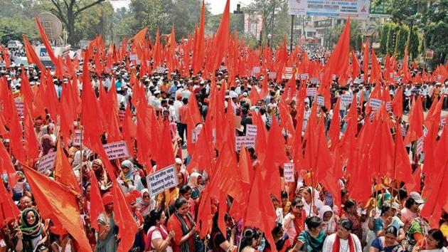 In Sangli, supporters held a massive march titled ‘Vijay Morcha’ following CM’s statement in the assembly where Fadnavis said that the police did not find any evidence against Bhide so far.(HT Photo)