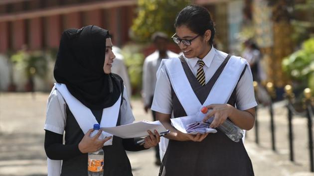 Students of a school after appearing in CBSE Class 12 paper in Bhopal.(Mujeeb Faruqui/HT File Photo)