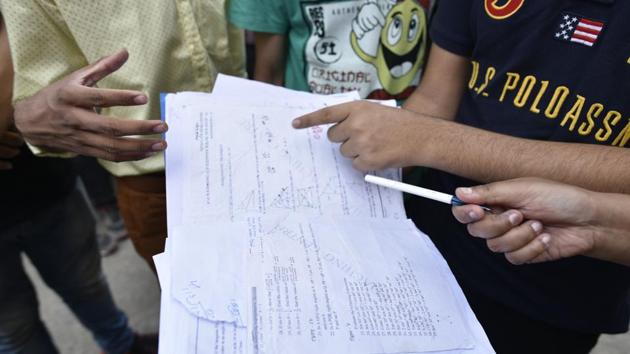 After rumours of Class 10 mathematics and Class 12 economics paper being leaked before the exam on Wednesday, CBSE cancelled the exam and ordered a retest.(Sanchit Khanna/HT Photo) After rumours of Class 10 mathematics and Class 12 economics paper being leaked before the exam on Wednesday, CBSE cancelled the exam and ordered a retest.(Sanchit Khanna/HT Photo)