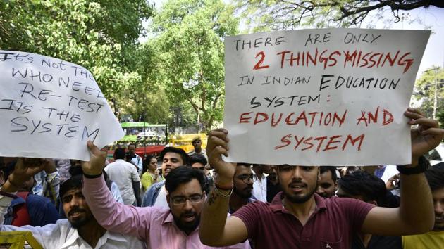 CBSE board students protest against the board for announcing the re-examination of the leaked papers near Jantar Mantar in New Delhi on Thursday.(Anushree Fadnavis / Hindustan Times)