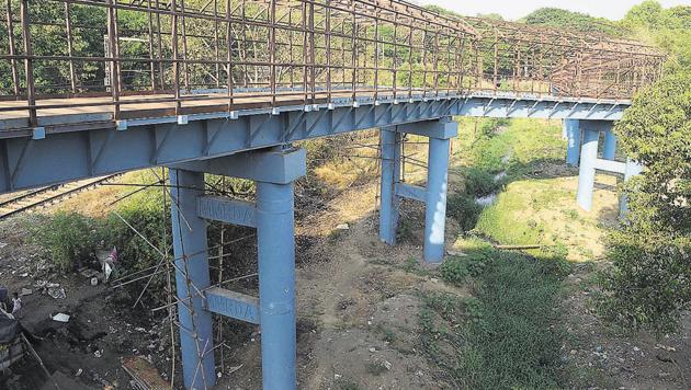 The under-construction skywalk in Kalyan (East) will be completed in two months, said civic official.(Rishikesh Choudhary/ HT)