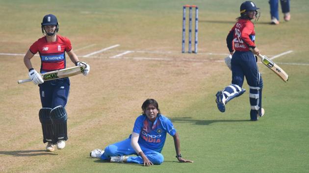 Jhulan Goswami (C) believes the Indian women’s cricket team’s batting and bowling not performing in sync saw them perform poorly during the Women’s T20 tri-series involving England and Australia.(AFP)