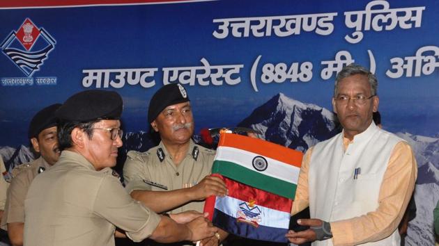 Chief minister Trivendra Singh Rawat hands over expedition flag to team leader and IGP Sajay Gunjiyal (extreme left) in Dehradun on Thursday. (Vinay S Kumar/HT Photo) Chief minister Trivendra Singh Rawat hands over expedition flag to team leader and IGP Sajay Gunjiyal (extreme left) in Dehradun on Thursday. (Vinay S Kumar/HT Photo)