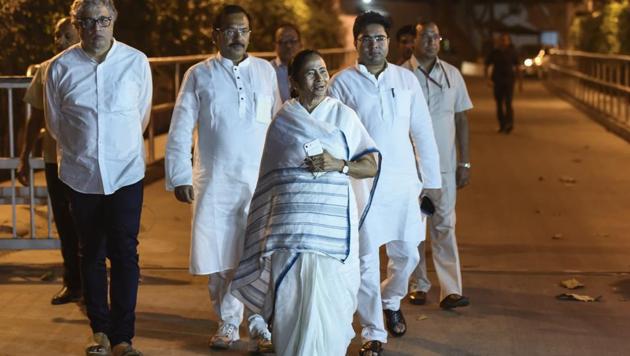 West Bengal CM Mamata Banerjee leaves after meeting Congress leader Sonia Gandhi at her residence in New Delhi on March 28, 2018.(Burhaan Kinu/HT PHOTO) West Bengal CM Mamata Banerjee leaves after meeting Congress leader Sonia Gandhi at her residence in New Delhi on March 28, 2018.(Burhaan Kinu/HT PHOTO)