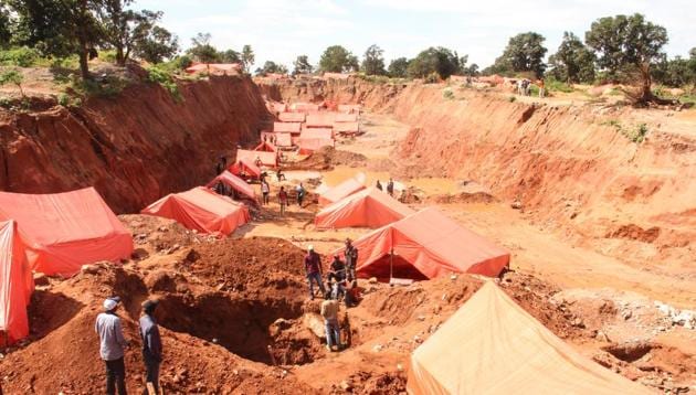 Legend in Kolwezi, Congo has it that a man digging a toilet in his backyard once struck a vein of cobalt. Ever since, pickaxes and shovels have turned working-class neighbourhoods into a hive of pits and tunnels running underneath. The Democratic Republic of Congo is the world’s biggest supplier of cobalt, a key ingredient in the rechargeable batteries needed in everything from cellphones to electric cars. (William Clowes / Bloomberg)