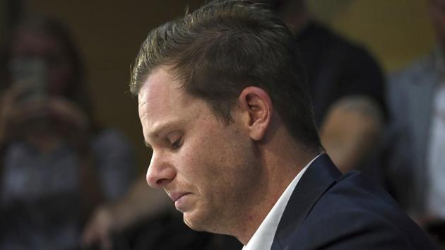 Former Australia captain Steve Smith broke down in tears as he apologised for his part in the ball-tampering scandal.(AP)