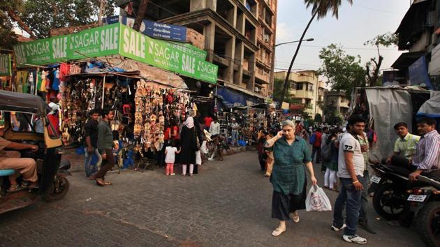 Officials of the Bandra (West) ward office said that the move is temporary and the stalls will finally be shifted to the new Pali market building.(HT File photo)