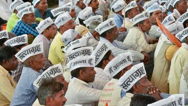 New Delhi: Supporters listen to a speaker during Anna Hazare's indefinite hunger strike at Ramlila Maidan in New Delhi.(PTI)