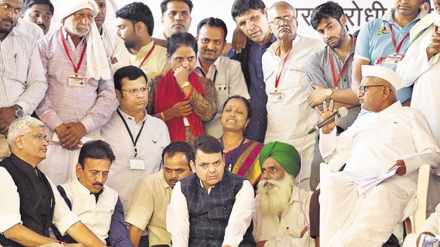 Social activist Anna Hazare ended his fast following talks with Maharashtra chief minister Devendra Fadnavis at Ramlila Maidan in New Delhi on March 29.(ARVIND YADAVHT PHOTO)