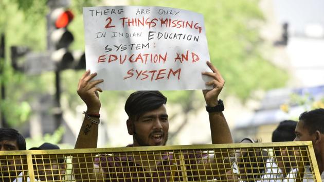 Students protest against the announcement of re-examinations of the leaked CBSE papers, near Jantar Mantar in New Delhi.(Anushree Fadnavis/HT Photo)