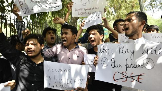 Students protest against the CBSE for holding re-examination after paper leaks, near Jantar Mantar in New Delhi , on Friday, March 30, 2018.(Anushree Fadnavis/ Hindustan Times) Students protest against the CBSE for holding re-examination after paper leaks, near Jantar Mantar in New Delhi , on Friday, March 30, 2018.(Anushree Fadnavis/ Hindustan Times)