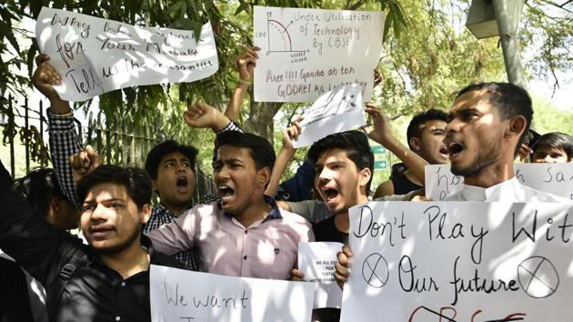 Students protest against the CBSE over paper leak near Jantar Mantar in New Delhi on Friday.(Anushree Fadnavis/HT Photo)