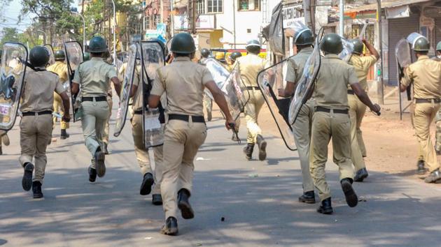 Raniganj: Police personnel chase away miscreants after clashes and incidents of arson over Ram Navami procession at Raniganj in Burdwan district on Monday. (PTI photo) Raniganj: Police personnel chase away miscreants after clashes and incidents of arson over Ram Navami procession at Raniganj in Burdwan district on Monday. (PTI photo)