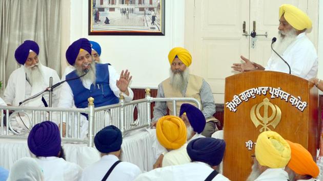Former general secretary of the SGPC, Sukhdev Singh Bhaur, in an argument with president Gobind Singh Longowal in Amritsar on Friday. (Sameer Sehgal/HT) Former general secretary of the SGPC, Sukhdev Singh Bhaur, in an argument with president Gobind Singh Longowal in Amritsar on Friday. (Sameer Sehgal/HT)