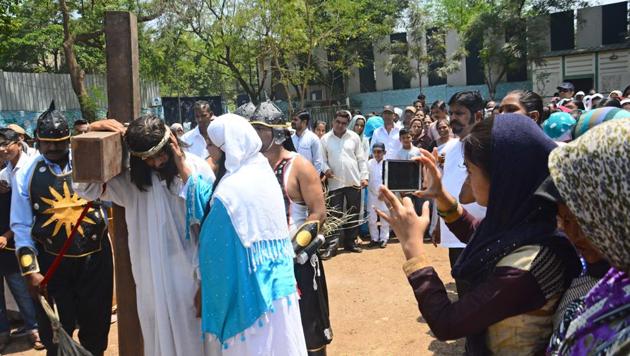 Parishioners of Don Bosco church at Yerawada enact the part of Jesus meeting his mother on the road to his crucifixion. (SHANKAR NARAYAN/HT PHOTO) 