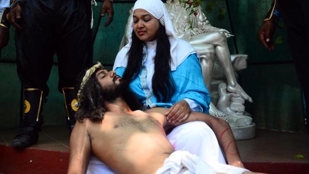 The faithful at Don Bosco church in Yerawada enact the part where Jesus dies on the cross and his body is taken down and placed on the lap of his Mother Mary. (SHANKAR NARAYAN/HT PHOTO) 